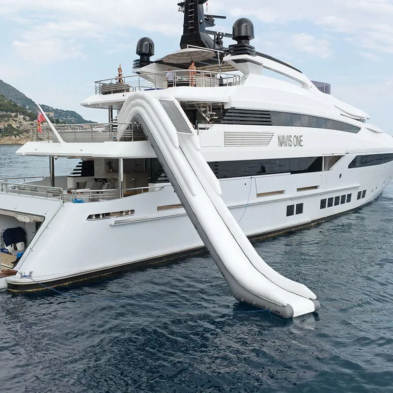 Yacht Navis One avec toboggan gonflable blanc en baie de Monaco