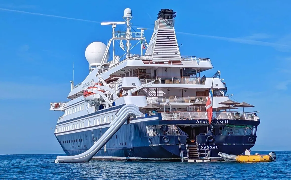 SeaDream II avec toboggan gonflable blanc - yacht de croisière