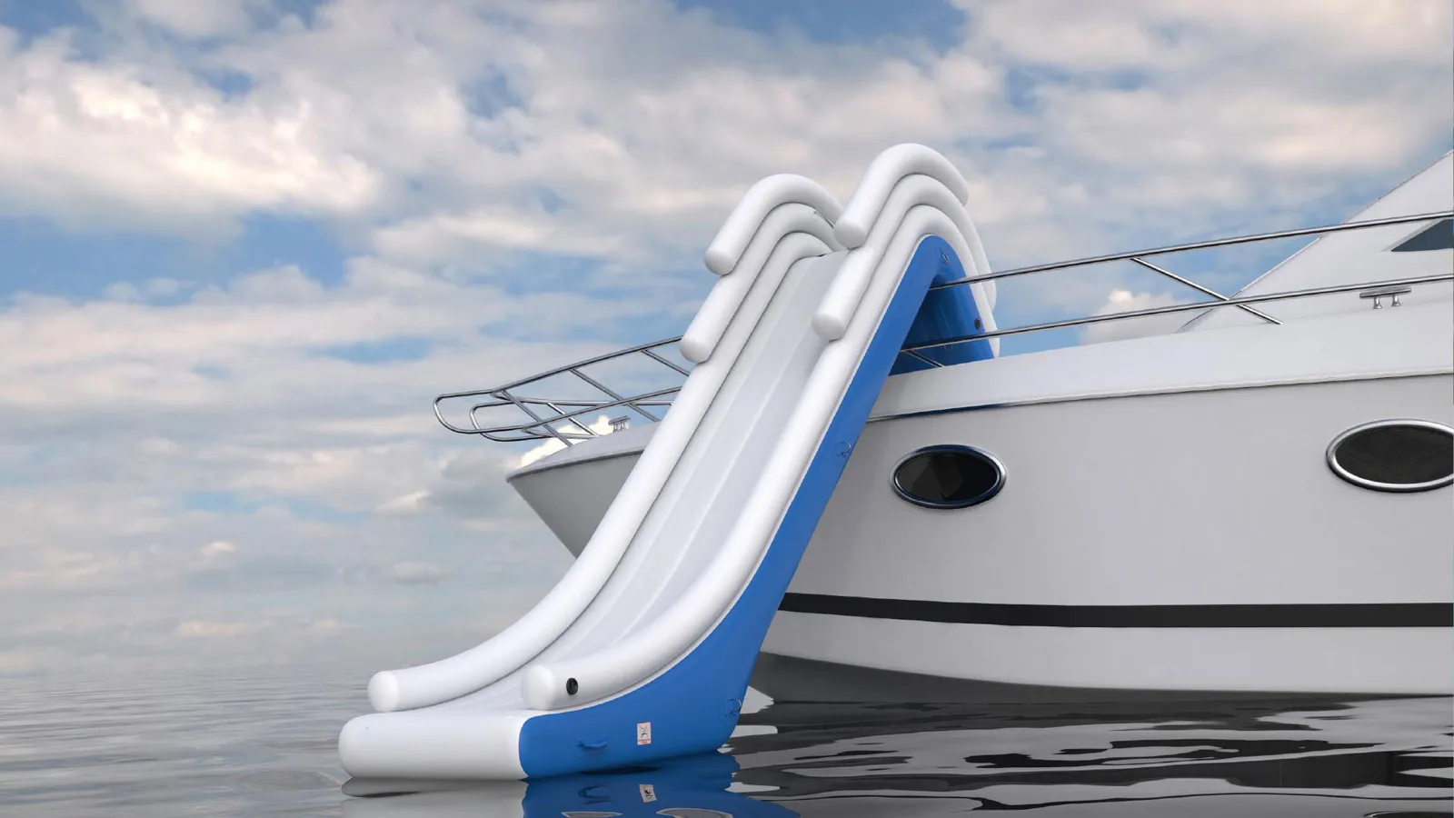 Toboggan gonflable bleu et blanc installé sur yacht - vue latérale