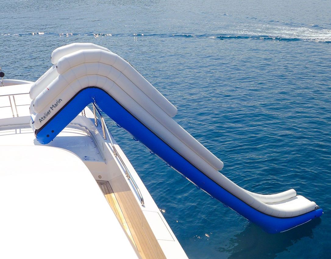 Toboggan gonflable yacht Atelier Marin blanc et bleu en Méditerranée