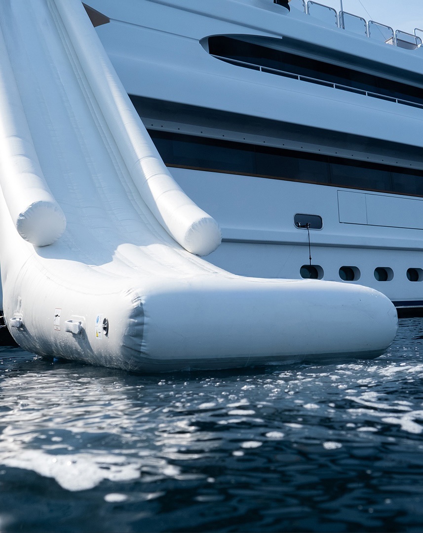 Toboggan gonflable blanc sur superyacht - vue rapprochée avec eau scintillante
