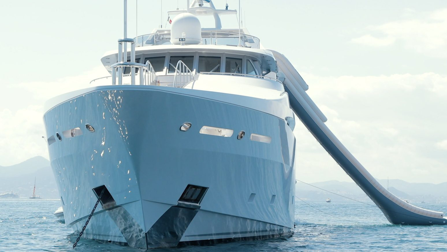 Superyacht avec toboggan gris déployé - vue avant en Méditerranée