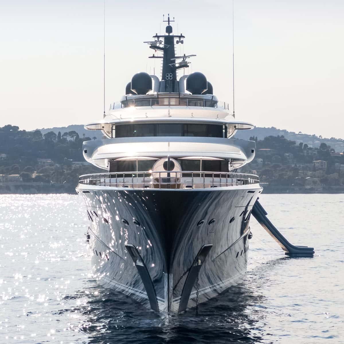 Superyacht avec toboggan gonflable - vue de face au coucher du soleil